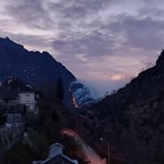 Incendio al bivio tra Rimella e Cervatto, notte di lavoro per i Vigili del Fuoco: resta alta l’attenzione - Foto dalla pagina FB di Cervatto Incendio al bivio tra Rimella e Cervatto, notte di lavoro per i Vigili del Fuoco: resta alta l’attenzione - Foto dalla pagina FB di Cervatto