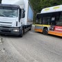 Code e rallentamenti al traffico a Valdilana per uno scontro tra pullman e camion FOTO