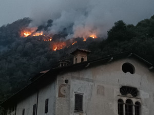 Fiamme e roghi sul Monte Barone, il terreno impervio e la caduta di pietre rendono difficile lo spegnimento Fiamme e roghi sul Monte Barone, il terreno impervio e la caduta di pietre rendono difficile lo spegnimento