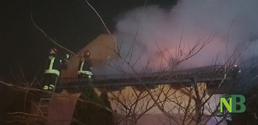 Fiamme dal camino distruggono il tetto di una casa a Netro, foto archivio