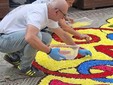 Grignasco, 9mila fiori per l’Infiorata in piazza Viotti: sarà visibile anche oggi e domani Grignasco, 9mila fiori per l’Infiorata in piazza Viotti: sarà visibile anche oggi e domani