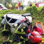 Auto si ribalta e finisce fuori strada