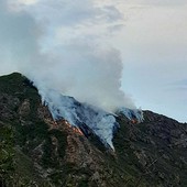 Incendio in alta Valsessera, riprendono le operazioni: sentieri chiusi sul versante Noveis-Postua (foto dalla pagina Facebook di Rifugio Monte Barone) Incendio in alta Valsessera, riprendono le operazioni: sentieri chiusi sul versante Noveis-Postua (foto dalla pagina Facebook di Rifugio Monte Barone)