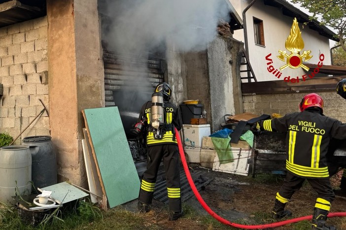 Dal Vercellese: Incendio in una rimessa, intervento dei Vigili del Fuoco Dal Vercellese: Incendio in una rimessa, intervento dei Vigili del Fuoco