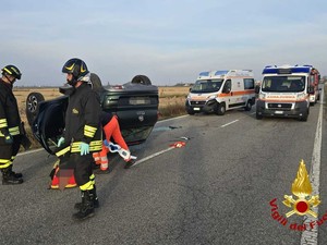 Auto capovolta nel vicino Vercellese, estratte le due persone a bordo: arriva anche l'elisoccorso FOTO Auto capovolta nel vicino Vercellese, estratte le due persone a bordo: arriva anche l'elisoccorso FOTO