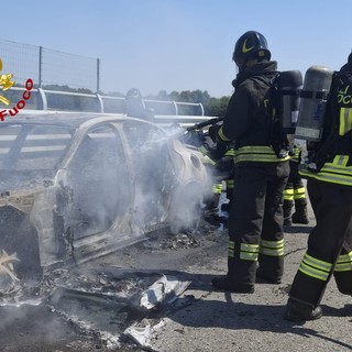 Si incendia un veicolo ad Alice Castello: i Vigili del Fuoco domano le fiamme