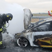 Auto in fiamme sull’A4