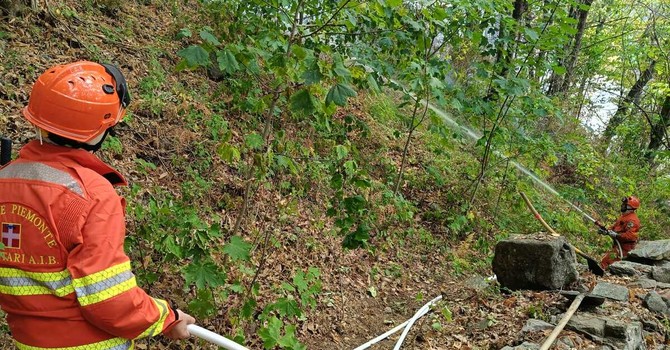 Fiamme in alta Valsessera, scatta il cordone di sicurezza attorno al Santuario del Cavallero FOTO Fiamme in alta Valsessera, scatta il cordone di sicurezza attorno al Santuario del Cavallero FOTO