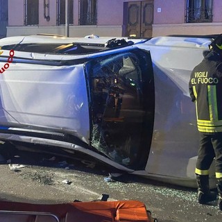 Dal Nord-ovest: incidente stradale a Vercelli, auto si ribalta su un fianco