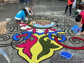 Grignasco, 9mila fiori per l’Infiorata in piazza Viotti: sarà visibile anche oggi e domani