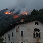 Fiamme e roghi sul Monte Barone, il terreno impervio e la caduta di pietre rendono difficile lo spegnimento Fiamme e roghi sul Monte Barone, il terreno impervio e la caduta di pietre rendono difficile lo spegnimento