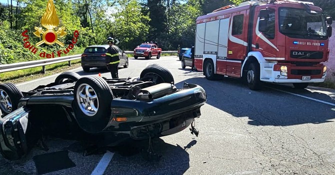 Auto si ribalta sulla Cremosina a Valduggia: due feriti
