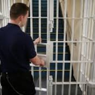 Cellulare nascosto tra gli interruttori: blitz della Penitenziaria nel carcere di Vercelli
