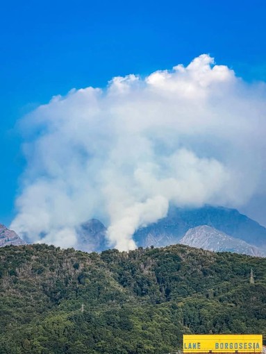 Aggiornamento incendi in Valsesia: migliora la situazione in diversi fronti, restano le criticità sul Monte Barone e all'Alpe Cevia