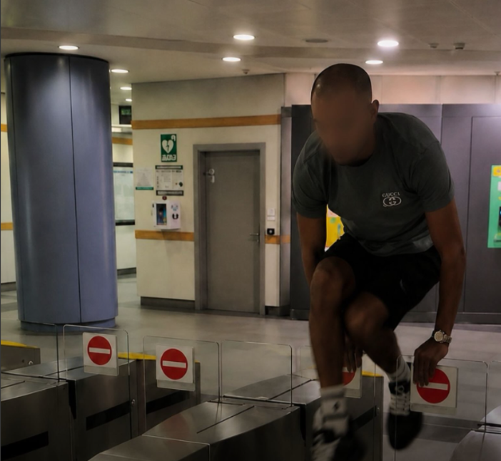 Un fermo immagine del video pubblicato sui social e poi rimosso Un fermo immagine del video pubblicato sui social e poi rimosso
