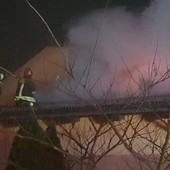 Fiamme dal camino distruggono il tetto di una casa a Netro, foto archivio Fiamme dal camino distruggono il tetto di una casa a Netro, foto archivio