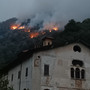 Fiamme e roghi sul Monte Barone, il terreno impervio e la caduta di pietre rendono difficile lo spegnimento