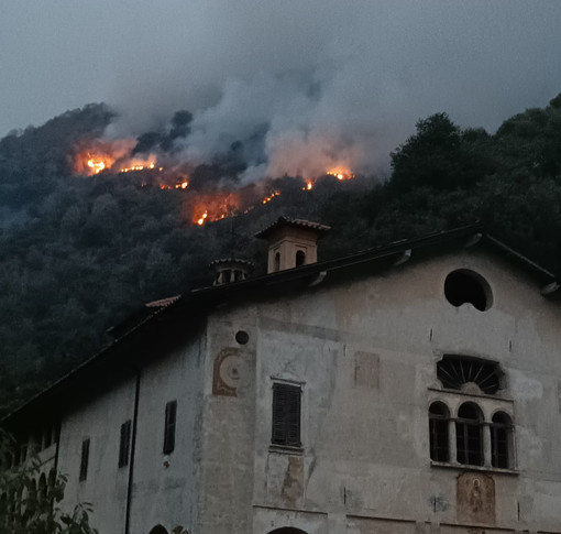 Fiamme e roghi sul Monte Barone, il terreno impervio e la caduta di pietre rendono difficile lo spegnimento Fiamme e roghi sul Monte Barone, il terreno impervio e la caduta di pietre rendono difficile lo spegnimento