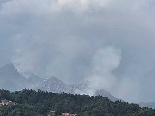 Incendio al Monte Barone, il fumo arriva fino a Casapinta Incendio al Monte Barone, il fumo arriva fino a Casapinta