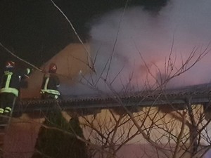 Fiamme dal camino distruggono il tetto di una casa a Netro, foto archivio