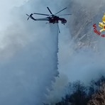 Incendio al bivio tra Rimella e Cervatto, notte di lavoro per i Vigili del Fuoco: resta alta l’attenzione -  Foto dalla pagina FB di Cervatto