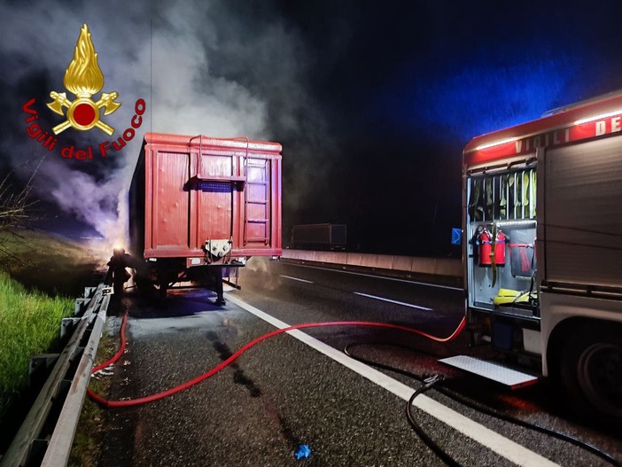 Incendio camion sulla A26, celere l'intervento dei soccorsi