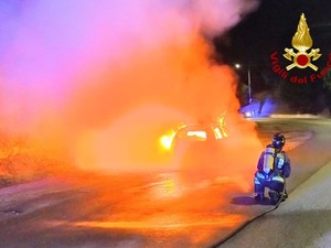 Borgosesia, auto a GPL in fiamme sulla SP 75: intervento dei Vigili del Fuoco Borgosesia, auto a GPL in fiamme sulla SP 75: intervento dei Vigili del Fuoco