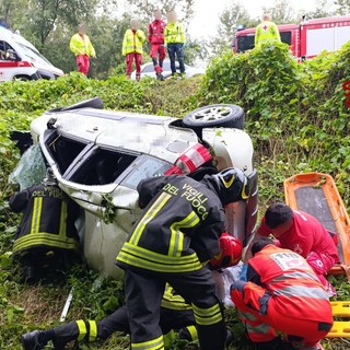 Auto si ribalta e finisce fuori strada