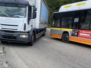 Code e rallentamenti al traffico a Valdilana per uno scontro tra pullman e camion FOTO