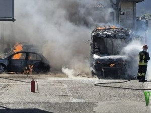 Bus navetta in fiamme, nessun ferito: Seso assicura la continuità del servizio Bus navetta in fiamme, nessun ferito: Seso assicura la continuità del servizio