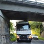 Camion bloccato sotto al cavalcavia a Buronzo