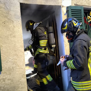 Incendio in un’abitazione a Scopa, intervento dei Vigili del Fuoco in frazione Muro