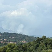 Incendio al Monte Barone, il fumo arriva fino a Casapinta