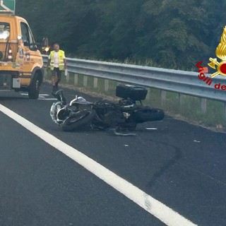 Incidente tra 2 moto sulla A26, intervengono i Vigili del Fuoco