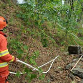 Fiamme in alta Valsessera, scatta il cordone di sicurezza attorno al Santuario del Cavallero FOTO