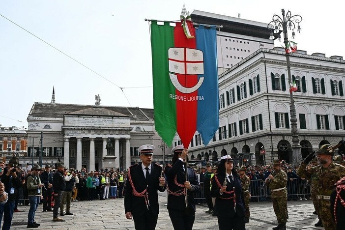 Adunata Alpini, Bucci e Ferro in piazza De Ferrari per l'alzabandiera: "Genova e la Liguria celebrano i valori civici"