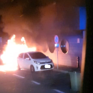 Due auto a fuoco davanti al Gae Aulenti di Mosso