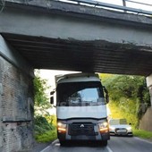 Camion bloccato sotto al cavalcavia a Buronzo