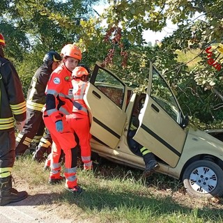 Esce di strada con l'auto sulla SP36 a Lamporo: morto il conducente