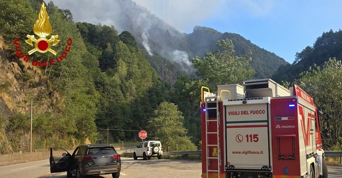 Nuovo fronte di fuoco in località Alpe La Res. Proseguono le operazioni Nuovo fronte di fuoco in località Alpe La Res. Proseguono le operazioni