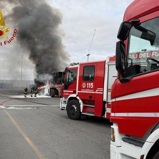 Da Novara: autogru in fiamme al terminal merci intermodale