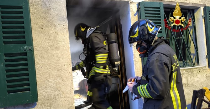 Incendio in un’abitazione a Scopa, intervento dei Vigili del Fuoco in frazione Muro