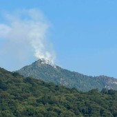 Incendi in Valsesia, fumo attorno al rifugio Res ma la struttura non è a rischio Incendi in Valsesia, fumo attorno al rifugio Res ma la struttura non è a rischio