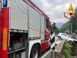 Auto fuori strada in località Vocca: Vigili del Fuoco e 118 collaborano per prestare soccorso