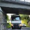 Camion bloccato sotto al cavalcavia a Buronzo