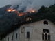 Fiamme e roghi sul Monte Barone, il terreno impervio e la caduta di pietre rendono difficile lo spegnimento