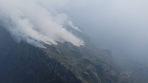 Incendi in Valsesia, situazione difficile sul Monte Barone e a Cravagliana