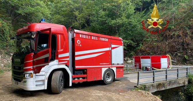 Incendio sul Monte Barone, forte ripresa: 30 lanci dell’elicottero