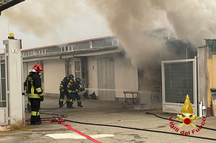 Dal Vercellese: incendio ad una autorimessa, non ci sono feriti Dal Vercellese: incendio ad una autorimessa, non ci sono feriti