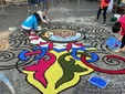 Grignasco, 9mila fiori per l’Infiorata in piazza Viotti: sarà visibile anche oggi e domani Grignasco, 9mila fiori per l’Infiorata in piazza Viotti: sarà visibile anche oggi e domani